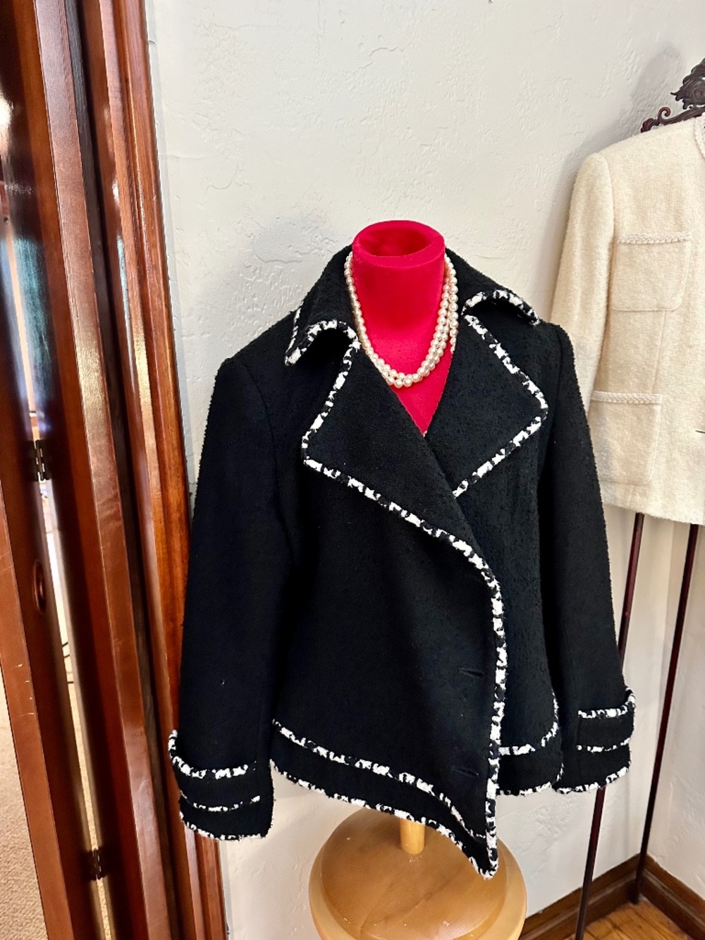 Chic Black Statement Blazer – Classic & Versatile